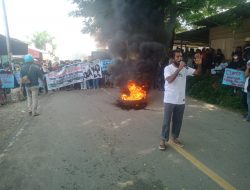 Warga Desa Babang Blokade Jalan Lintas Labuha