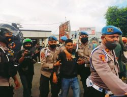 Ricuh, Enam Orang Demonstran Diamankan Polisi