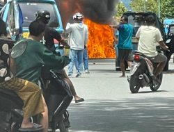 Diduga Korsleting Kabel, 1 Unit Angkot Hangus Terbakar di Jalan Raya Labuha