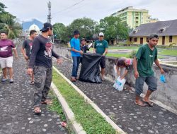 Rayakan Ultah Iwan Fals, Ormas Oi Ternate Gelar Aksi Pungut Sampah