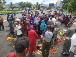 Emak-emak Pedagang Serbu Kantor Wali Kota Ternate dengan Sayuran Busuk