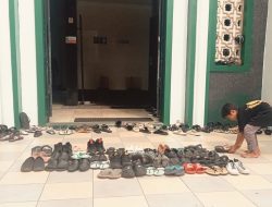 Berkah Ramadan, Ashraf Jadi Penjaga Sandal di Masjid Al Munawar Ternate