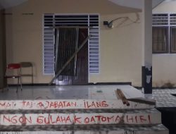 Kesal “Makan” Janji, AMPUH Blokade Kantor Camat Pulau Hiri