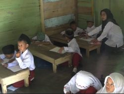 Miris! Siswa Madrasah Ibtidaiyah di Halmahera Barat Belajar di Rumah Warga