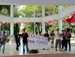Diduga Ada Pungli, GMKI dan LMND Demo di Disdukcapil Halmahera Barat