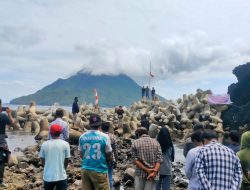 Peringati Kemerdekaan, AMPUH Kibarkan Bendera Setengah Tiang di Lokasi Dermaga “Cuma Mimpi”