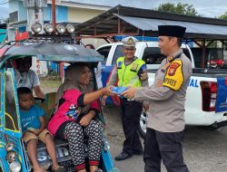 Polres Halmahera Barat Bareng Bhayangkari Bagi-bagi Takjil di Jalan