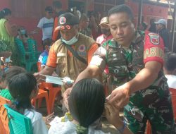 Erupsi Gunung Ibu, Bupati Halbar dan Dandim Ternate Bagikan Masker