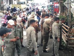 Sengaja Berjualan di Trotoar, Pedagang Hewan Kurban di Ternate Ditertibkan