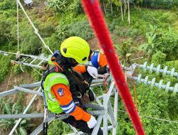 Tim UP3B Maluku Lakukan Pemeliharaan Isolator Tower 15 Line 2 Jurusan Passo-Wayame