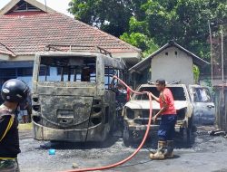 Diduga Lantaran Korek Api, 2 Mobil Dinas BKKBN Ternate Terbakar