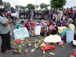 ASRKT dan Mama-mama Unjukrasa. Mereka Mendesak Bertemu Wali Kota