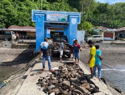 Warga di Pulau Hiri ‘Baku Pot’ Bikin Dermaga, Camat No Coment