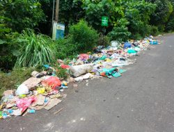 Jalan Belakang Kelurahan Gambesi dan Sasa Ditumpuki Sampah