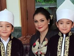 Nita Budi Susanti ke Ternate Sinunako Anak Kembarnya