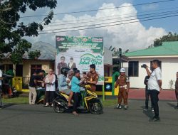 Jelang Berbuka Puasa, Kejari Halbar Membagikan Takjil